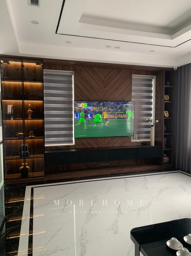 Thi công kệ tủ cánh kính trưng bày trang trí những món đồ, kỉ vật ngăn nắp, gọn gàng được bảo quản cẩn thận.